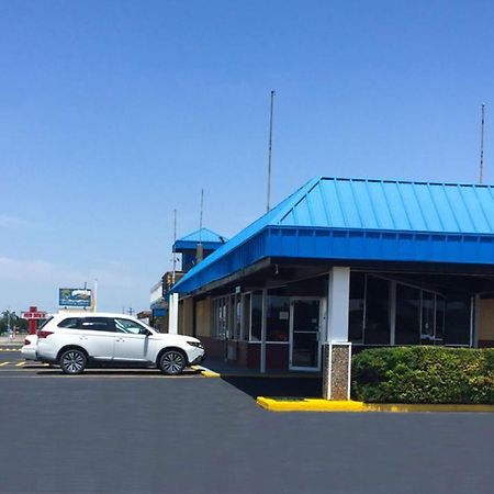 Trade Winds Inn Clinton Exterior photo